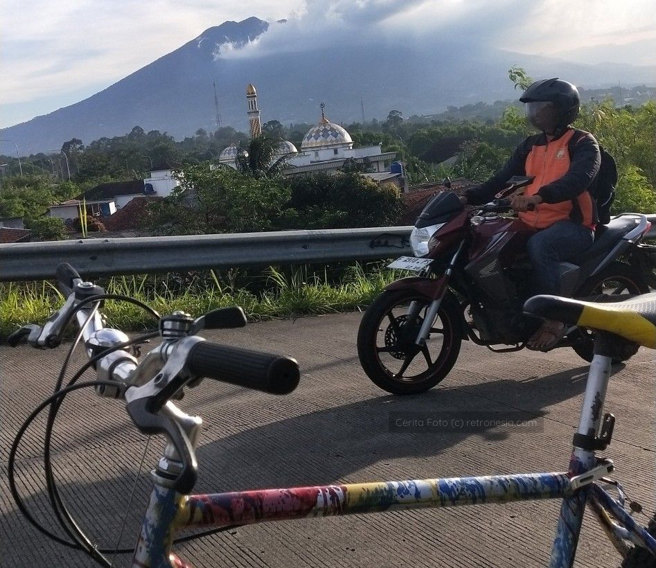 Bersepeda di alam terbuka dengan pemandangan Gunung Salak Bogor