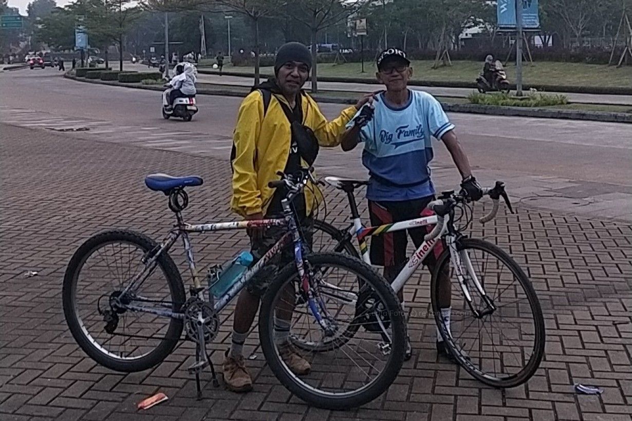 Bersepeda sore hari di Kawasan Metland Transyogi Cileungsi, Bogor