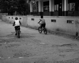 dua anak bersepeda di depan sekolah dasar, 2007