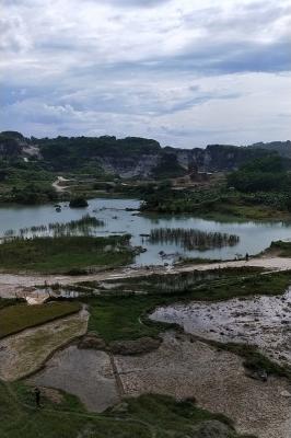 Foto pemandangan dari ketinggian tebing arpam, klapa nunggal saat sore hari, 2021