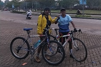 Bersepeda sore hari di Kawasan Metland Transyogi Cileungsi, Bogor
